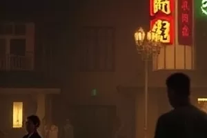 首屏主推影片横版封面，夜间街区灯光与行人剪影
