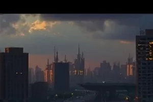 《夜航灯塔》横版封面，灯塔光束扫过海面雾层