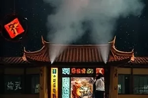 《远山邮路》横版封面，盘山公路与绿色邮车