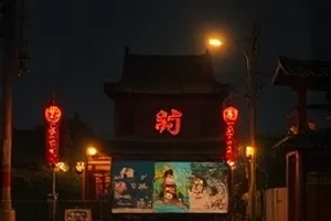 《踏浪而行》横版封面，冲浪者踏板穿越浪峰的瞬间